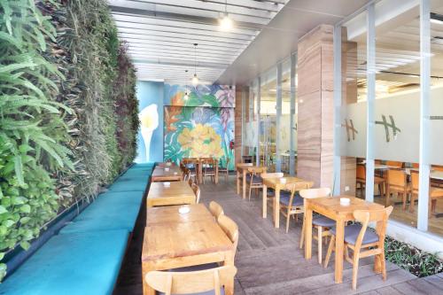 Un lugar para sentarse en Holiday Inn Express Semarang Simpang Lima by IHG