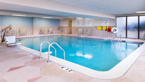 a large swimming pool in a hospital at Holiday Inn Hotel & Suites Warren, an IHG Hotel in Warren