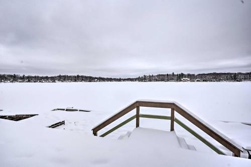 Rustic Crooked Lake Cottage with Views and Deck v zimě