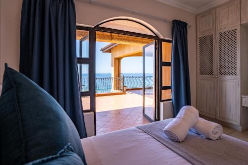 - une chambre avec un lit et une vue sur l'océan dans l'établissement 6 Bedroom Tuscan Styled Home in Umdloti Beach, à Umdloti