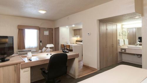 an office with a desk and a chair in a room at Holiday Inn Hotel & Suites Chihuahua, an IHG Hotel in Chihuahua