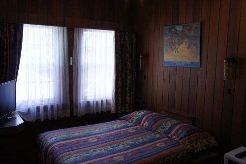 
A bed or beds in a room at Monarch Motel
