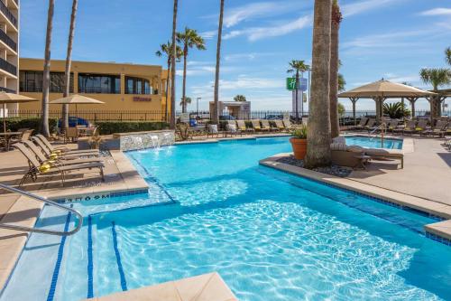 בריכת השחייה שנמצאת ב-Holiday Inn Resort Galveston - On The Beach, an IHG Hotel או באזור