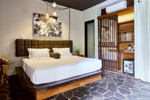 Säng eller sängar i ett rum på Outpost Ubud Penestanan