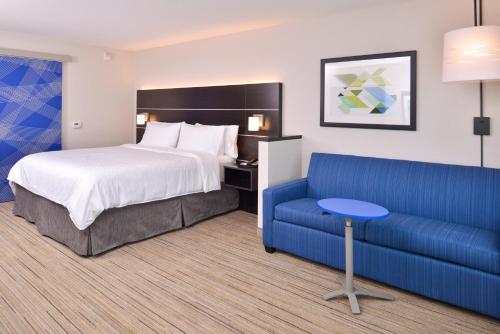 Un pat sau paturi într-o cameră la Holiday Inn Express & Suites - Olathe West, an IHG Hotel