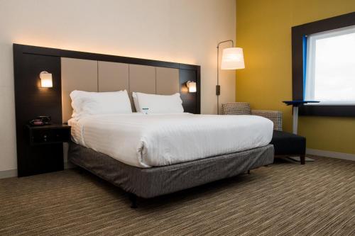 Tempat tidur dalam kamar di Holiday Inn Express & Suites - Marietta, an IHG Hotel