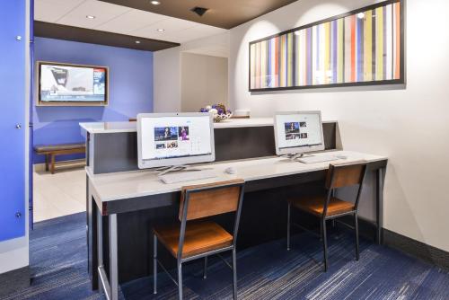 Et tv og/eller underholdning på Holiday Inn Express & Suites - Kansas City - Lee's Summit by IHG