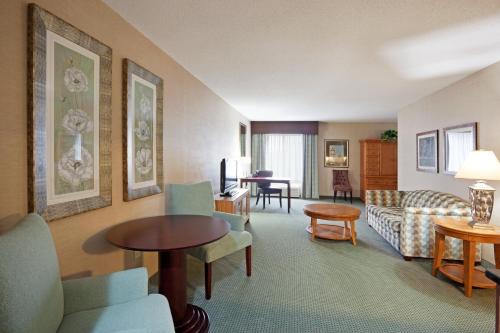 uma sala de estar com um sofá e uma mesa em Holiday Inn Express and Suites Meriden, an IHG Hotel em Meriden