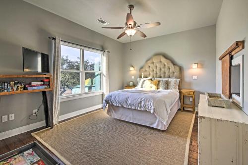 Ένα ή περισσότερα κρεβάτια σε δωμάτιο στο Peaceful Hill Country Hideaway with Pond Views