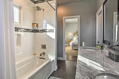 Ένα μπάνιο στο Peaceful Hill Country Hideaway with Pond Views