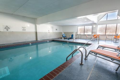 een groot zwembad in een gebouw bij Holiday Inn Express Hotel & Suites Coon Rapids - Blaine Area, an IHG Hotel in Coon Rapids