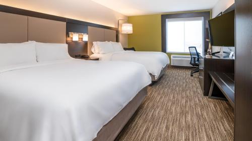 Säng eller sängar i ett rum på Holiday Inn Express Hotel & Suites Coon Rapids - Blaine Area, an IHG Hotel