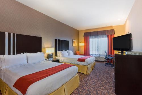Tempat tidur dalam kamar di Holiday Inn Express and Suites Alpine, an IHG Hotel