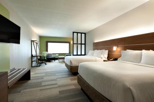 Кровать или кровати в номере Holiday Inn Express & Suites - McAllen - Medical Center Area, an IHG Hotel