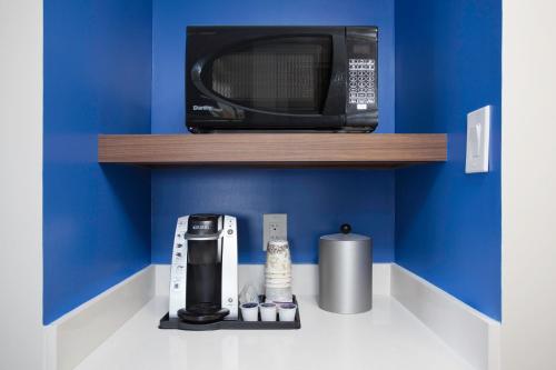 Η κουζίνα ή μικρή κουζίνα στο Holiday Inn Express & Suites Mississauga-Toronto Southwest by IHG