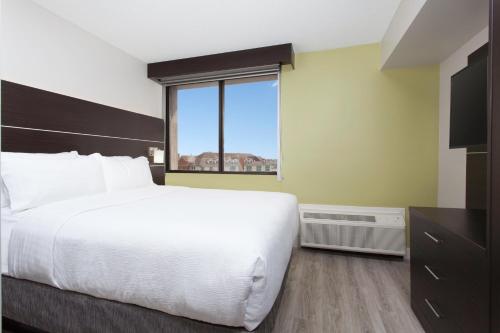 Ένα ή περισσότερα κρεβάτια σε δωμάτιο στο Holiday Inn Express & Suites Mississauga-Toronto Southwest by IHG