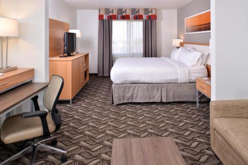 เตียงในห้องที่ Holiday Inn Express Hotel & Suites Lonoke I-40, an IHG Hotel