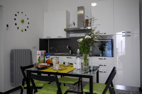 una cucina con tavolo e fiori di A sud Holiday House a Polignano a Mare