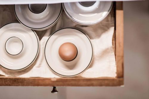 an egg is sitting inside of a washing machine at Hotel Tann in Collalbo