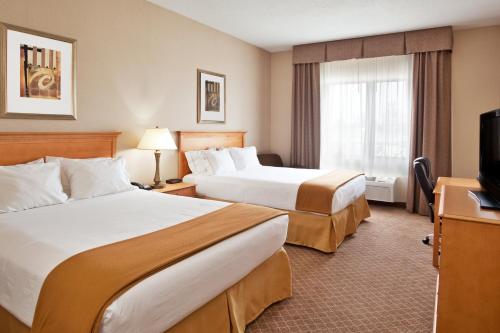 Holiday Inn Express Hotel & Suites Chesterfield - Selfridge Area, an IHG Hotel tesisinde bir odada yatak veya yataklar