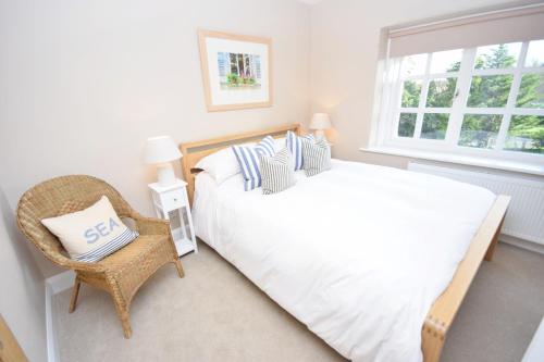 A bed or beds in a room at Seagull Cottage, Aldwick