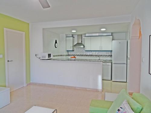 eine Küche mit weißen Geräten und einer weißen Arbeitsplatte in der Unterkunft ALMIRANTE Vista al mar - Alquiler familias in Playa de Gandia