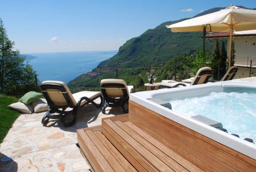 Φωτογραφία από το άλμπουμ του BnB Borgo le Vigne - La Vendemmia Only Adults σε Tignale