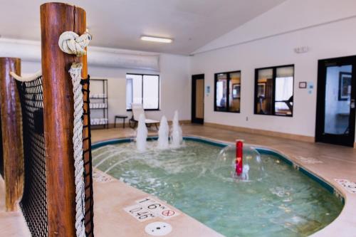 uma piscina com uma fonte no meio de uma sala em Holiday Inn Express & Suites Sidney, an IHG Hotel em Sidney