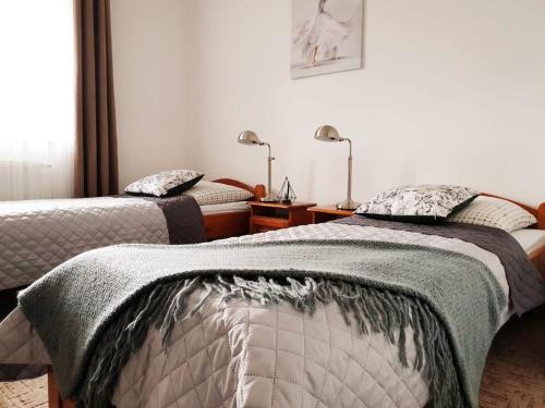 מיטה או מיטות בחדר ב-Gościniec Rutikal