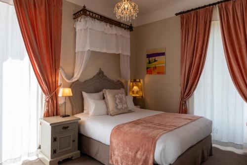 Un ou plusieurs lits dans un hébergement de l'établissement Hotel The Originals Domaine de Beaupré - Room Service Disponible