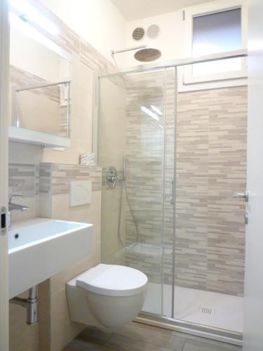 リド・ディ・イエゾロにあるLaraのバスルーム(シャワー、トイレ、シンク付)