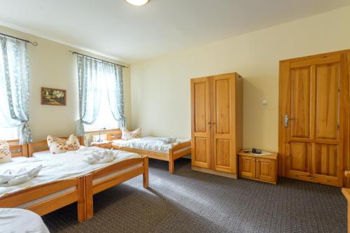 1 dormitorio con 2 camas y 2 armarios en Hotel Świeradów, en Świeradów-Zdrój