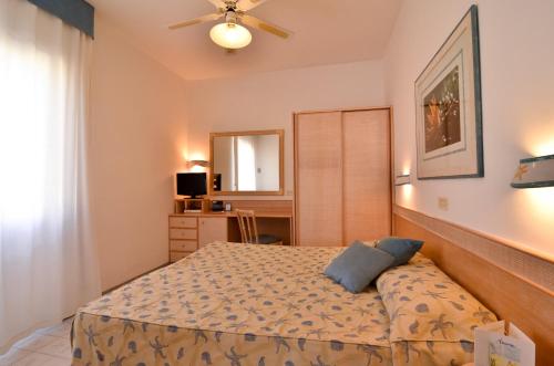 a bedroom with a bed and a ceiling fan at Hotel Aurora in Sperlonga