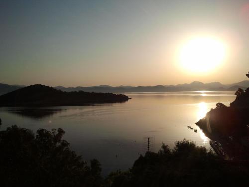 a sun setting over a large body of water at Guest House Ruža in Sobra