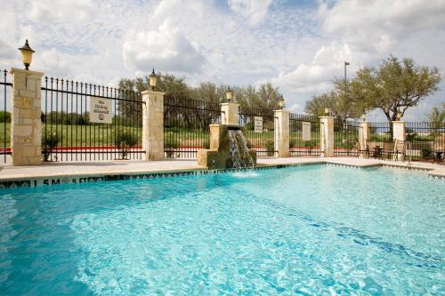 Πισίνα στο ή κοντά στο Holiday Inn Express and Suites Beeville by IHG