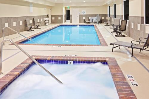 Holiday Inn Express Hotel & Suites Chehalis - Centralia, an IHG Hotel tesisinde veya buraya yakın yüzme havuzu