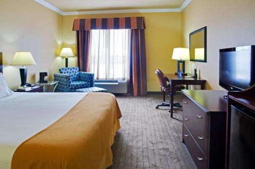 Ένα ή περισσότερα κρεβάτια σε δωμάτιο στο Holiday Inn Express Hotel and Suites Natchitoches by IHG
