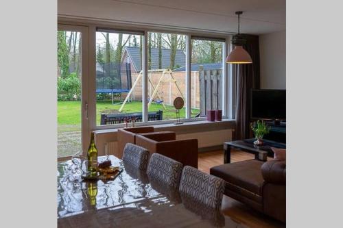 uma sala de estar com um sofá e uma mesa em Nieuw: Kom in de Bedstee Uniek! em Winterswijk