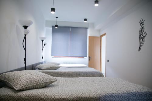 ギュムリにあるKASA guesthouse Gyumriの窓のある寝室にベッドが2つある