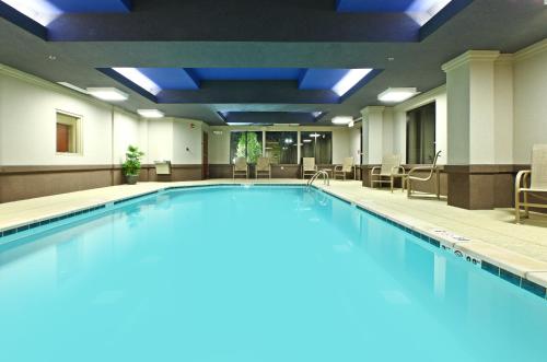 Holiday Inn Express & Suites Maumelle, an IHG Hotel 내부 또는 인근 수영장