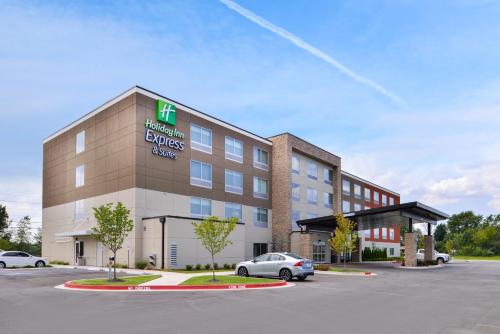 a hotel building with a car parked in a parking lot at Holiday Inn Express & Suites - Siloam Springs by IHG in Siloam Springs