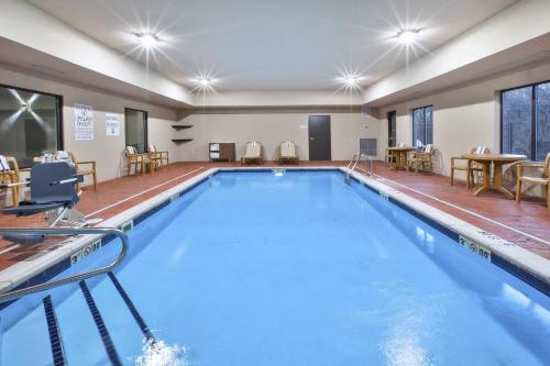 una piscina con sillas y mesas en una habitación de hotel en Holiday Inn Express Niles, an IHG Hotel en Niles
