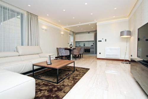 BEACH FRONT VILLA FRAN - DELUXE SUITE with private pool