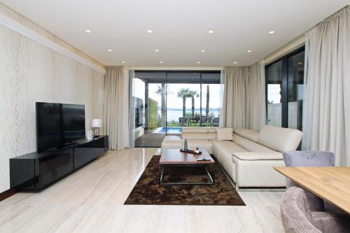 BEACH FRONT VILLA FRAN - DELUXE SUITE with private pool