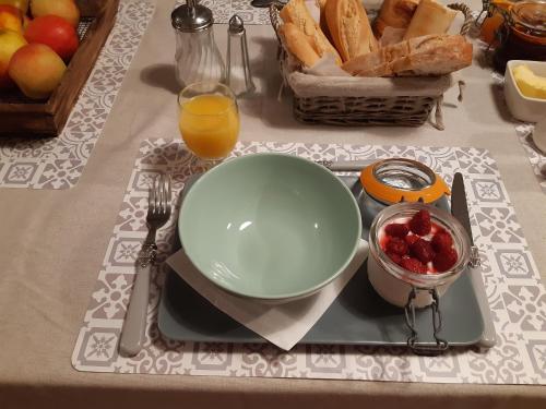 een tafel met een bord brood en een fruitschaal bij LAMATHYE in Aramon