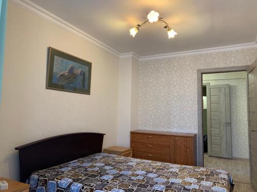 um quarto com uma cama, uma cómoda e um espelho em Apartment 3 em Kislovodsk