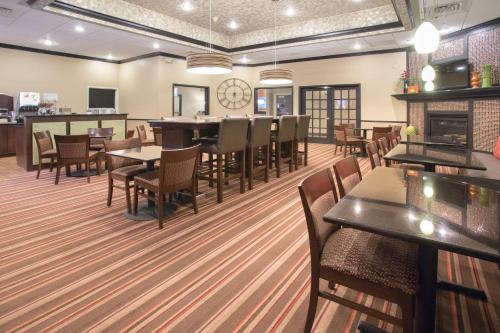 En restaurant eller et andet spisested på Holiday Inn Express Hotel & Suites Lexington by IHG