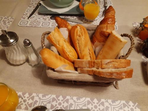 een mand met brood en sandwiches op een tafel bij LAMATHYE in Aramon