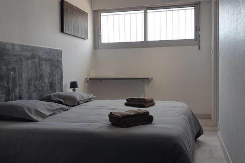 une chambre avec un lit avec deux serviettes dessus dans l'établissement Naturiste Cap d'Agde Villa Héliovillage 3, au Cap d'Agde