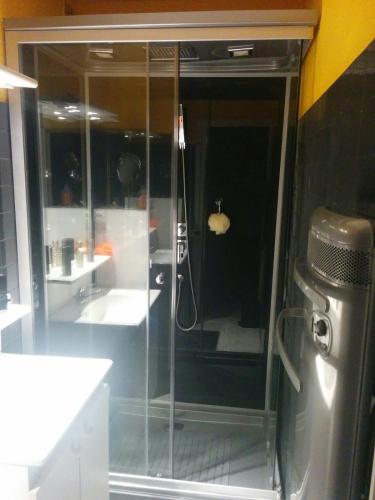 カップ・ダグドにあるCap d'Agde Naturist Héliopolis Cのバスルーム(ガラス張りのシャワー、シンク付)